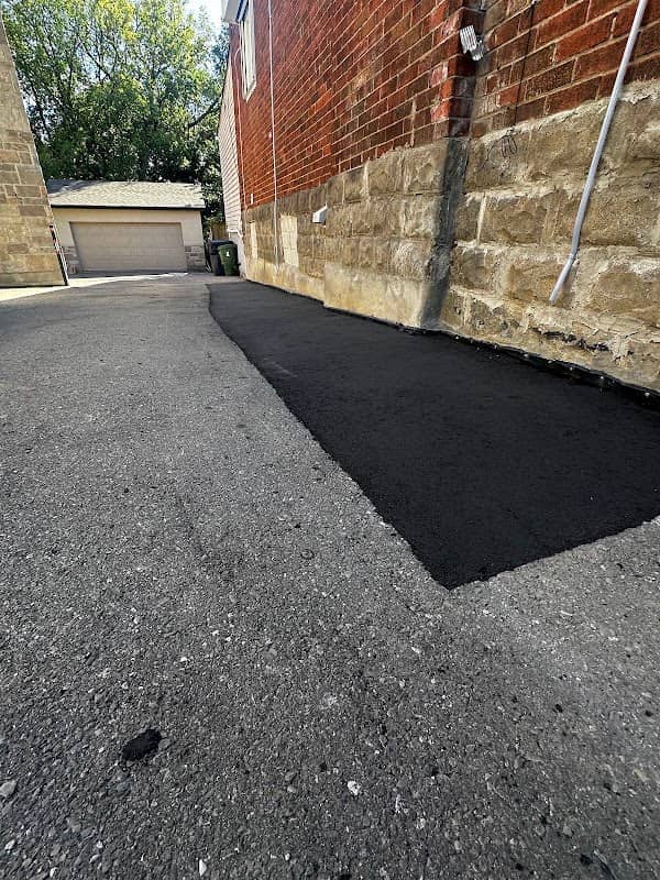 Photograph published by Discount Pothole and Sealing on its own Google listing